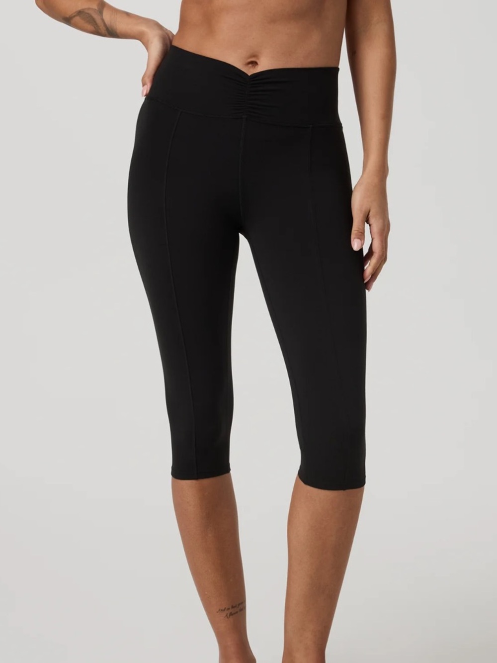 NWT Vuori AllTheFeels Shirred Crop Capri Size medium - Picture 2 of 8